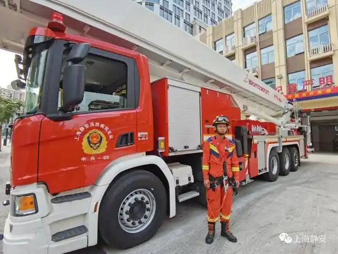 独家体验跟着95后消防员在78米登高云梯车上救援是什么感受
