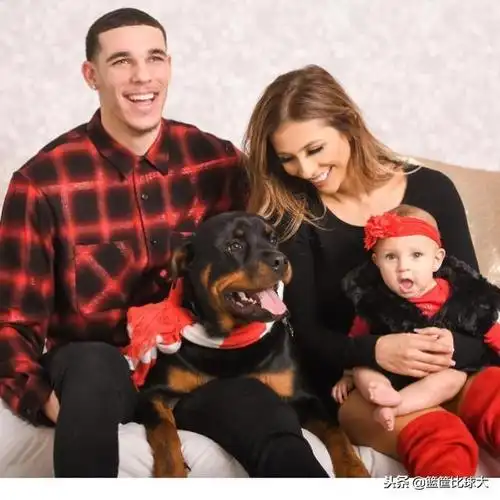 这个球爹很讨喜嘛朗佐鲍尔一家三口温馨合影