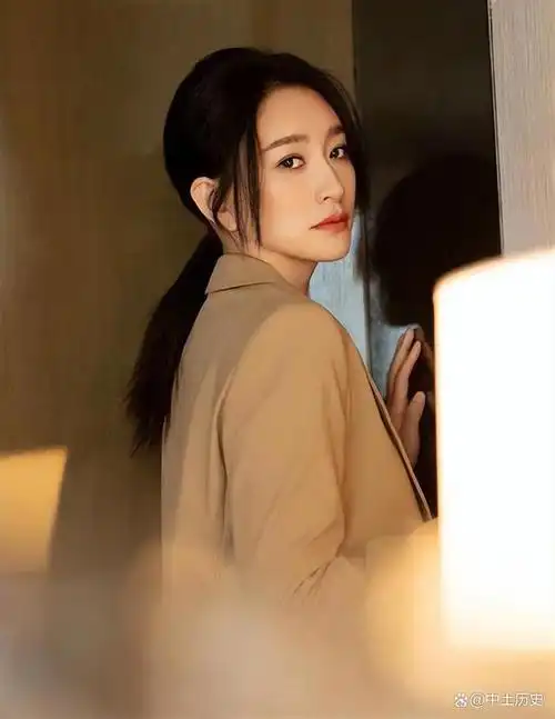 47的"人间尤物"李小冉,感情经历挫折后,最终收获爱情