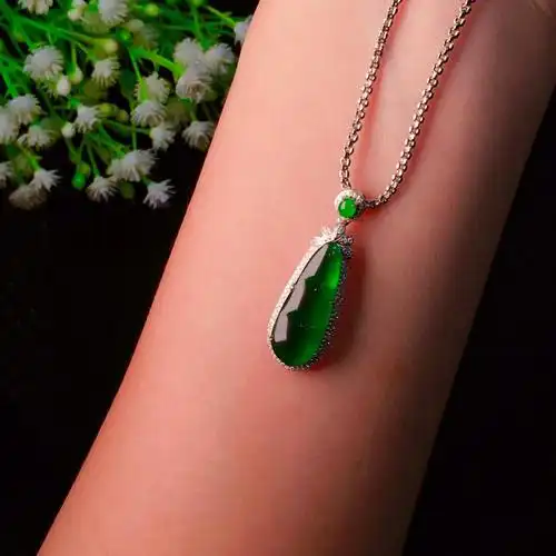 豆子镶嵌金镶嵌18k吊坠翡翠莹丽临门时尚满绿颈饰