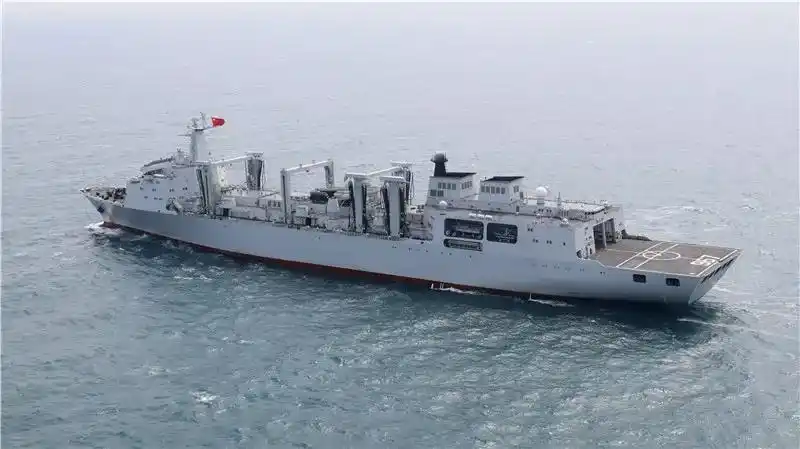 查干湖舰老班长们第一次登上军舰肚子里攒了一堆"为什么"中国军网记者