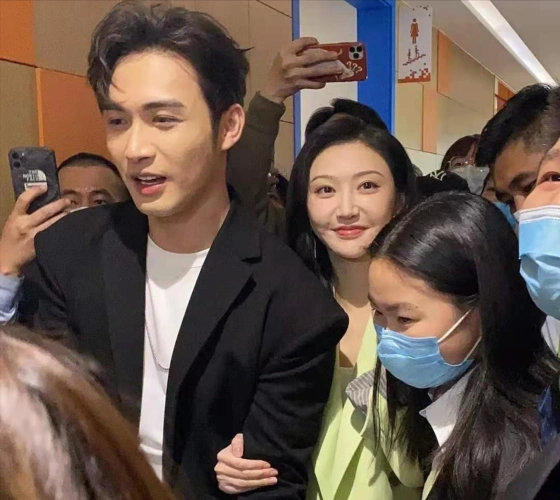 张彬彬和经纪人已婚本人亲自辟谣后被网友催促结婚