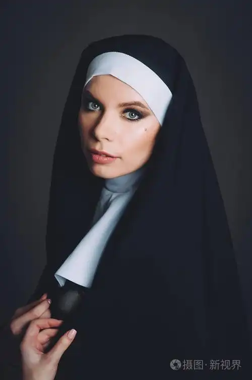 一个女孩在一个修女的形象