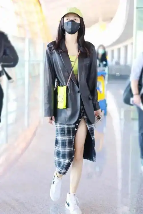 秦岚穿衣大胆,黑色皮衣配开叉裙身上还带点绿,自信秀