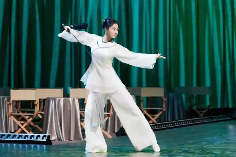 张慧雯受邀参加中国电影导演之夜 剑舞表演英姿飒爽