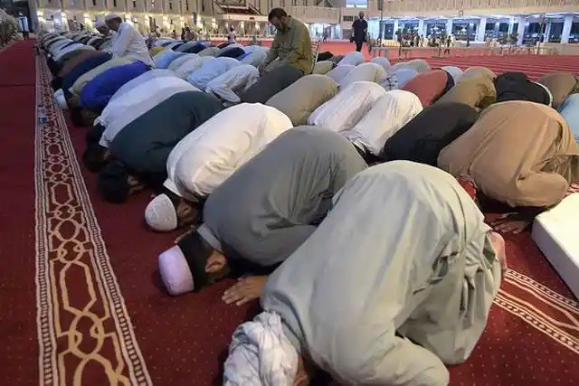 去年斋月第一天,巴基斯坦穆斯林在伊斯兰马巴德清真寺礼拜