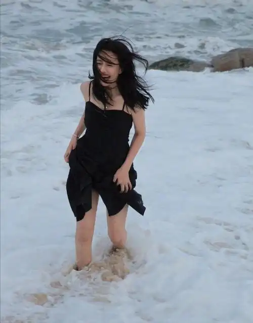 美成少女!高圆圆海边旅游vlog火了,与闺蜜好友一起在湖边玩划桨板