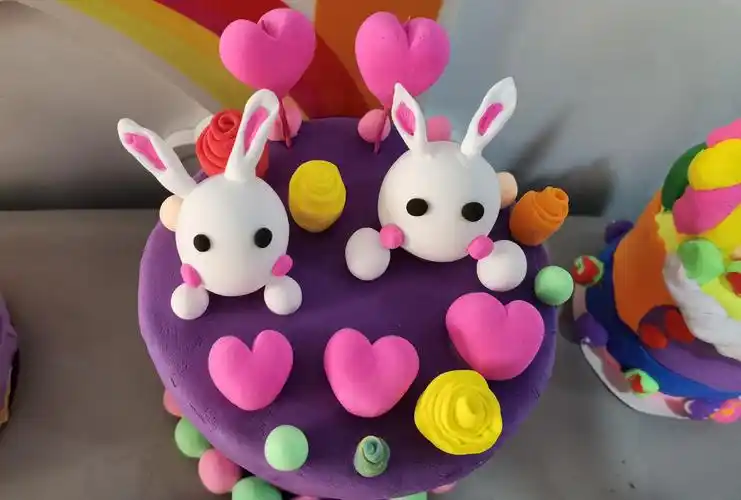 走进缤纷的彩泥世界——一年级美术手工作品展