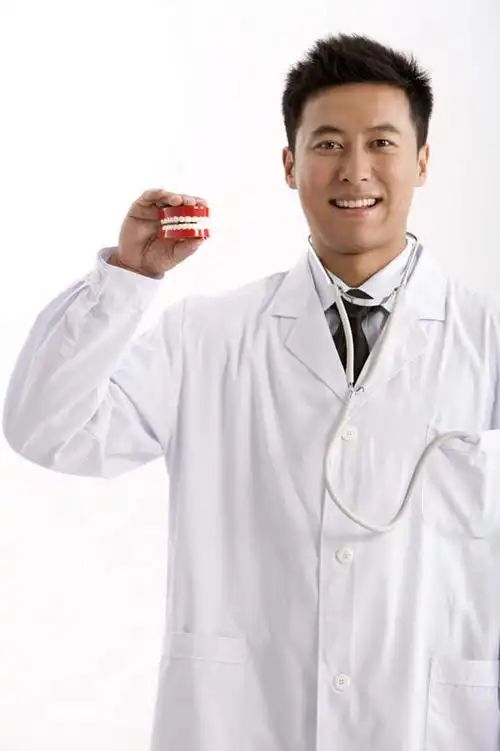 东方人,牙齿,一个人,医生,站,微笑,竖图,白色背景,快乐,仅一个男性,仅