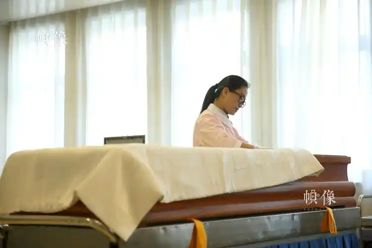 北京八宝山殡仪馆遗体整容师曲杰为逝者整容.中国网记者 陈维松 摄