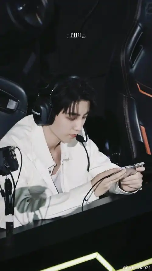 王俊凯|英雄联盟手游周年狂欢夜现场图,白色外套头戴耳机,电竞男主