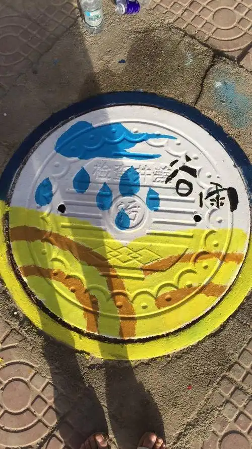 炎炎夏日添凉意 井盖涂鸦趣味浓