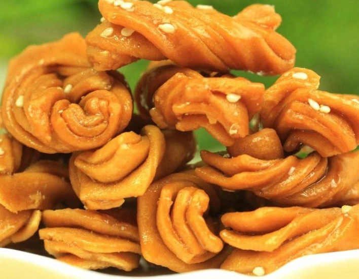 自小块中间开一刀口,然后打开,将薄的一面往里翻