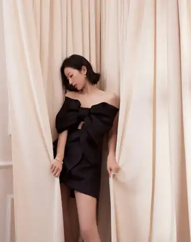 周雨彤可真放得开,穿蝴蝶结吊带仅两指宽,"前后失守"性感全开