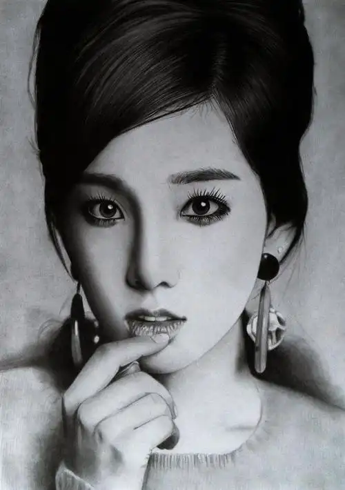 今天给大家分享一组漂亮的素描人物图片,该组素描人物出自英国艺术家