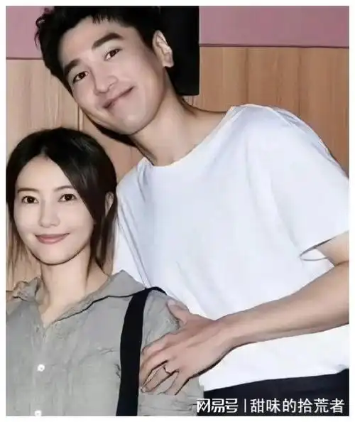 赵又廷带女儿骑车过马路扛自行车父爱满满高圆圆亮眼打扮