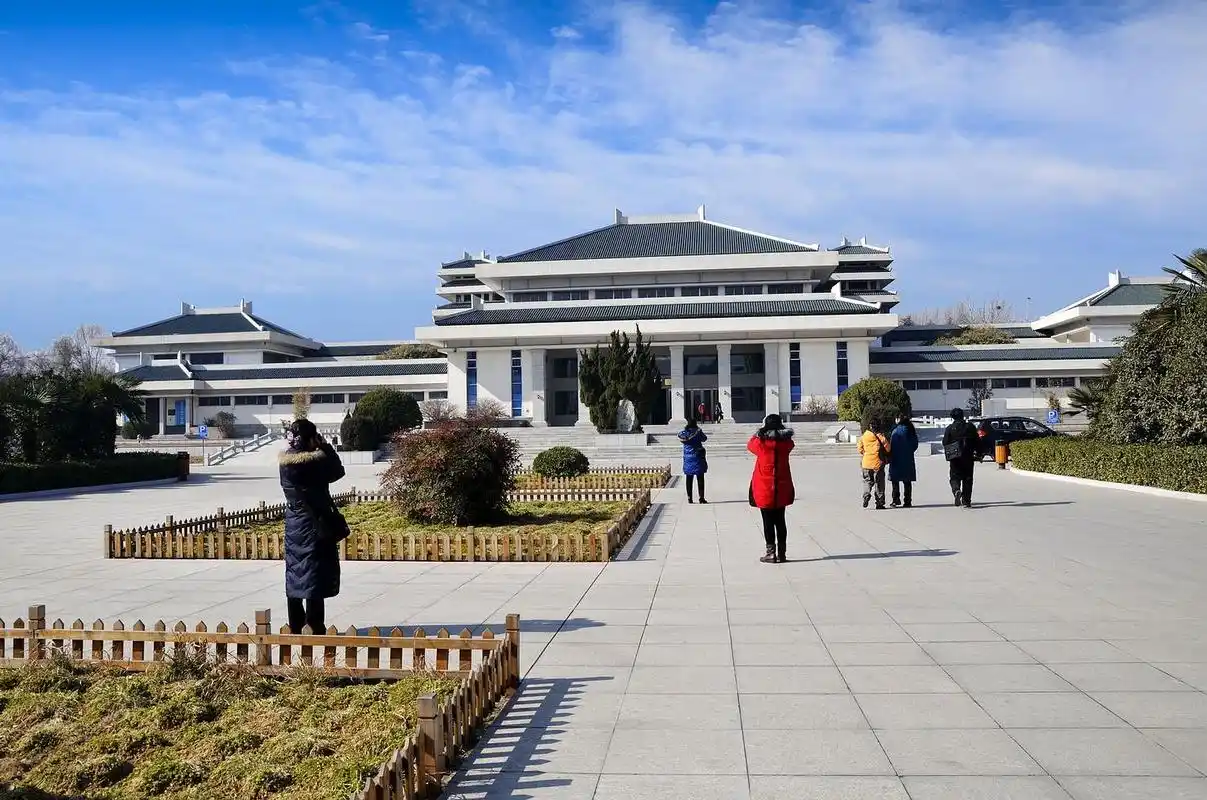 夕阳红参观南阳汉画馆