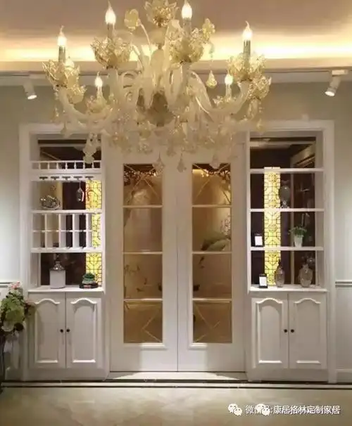 把酒柜装在厨房门上利用空间显档次