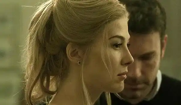 《消失的爱人》:悬疑外壳下的婚姻悲喜剧,相爱相杀的爱情博弈