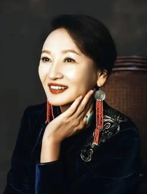 哈斯高娃:为腾格尔8年没拍戏 分手28年后 凭《情满九道湾》再翻红