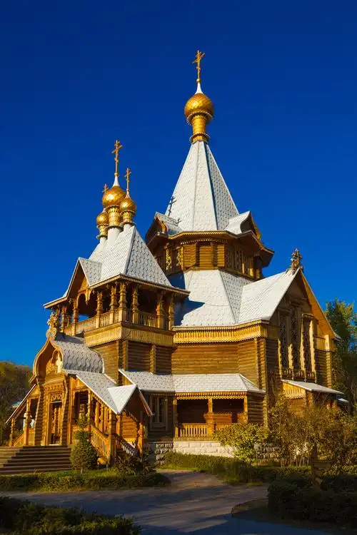 哈尔滨圣·尼古拉教堂,亦称"中央寺院",俗称"喇嘛台",原址位于哈尔滨