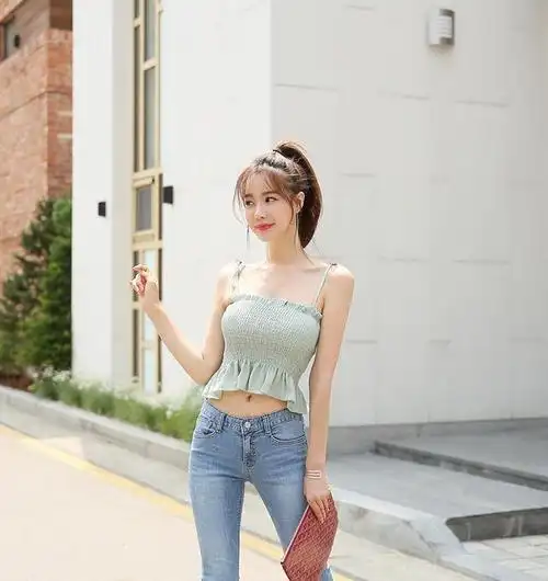 马尾辫美女牛仔裤穿搭,身材好穿什么都性感