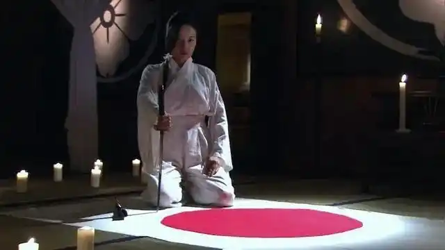 日本投降的时候部分女性脱光上衣切腹自尽让人觉得可恨又可悲