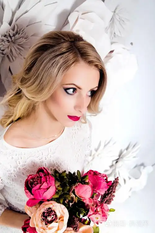 年轻漂亮的女人,新娘,金发碧眼的长长的卷发,工作室装饰照片-正版商用