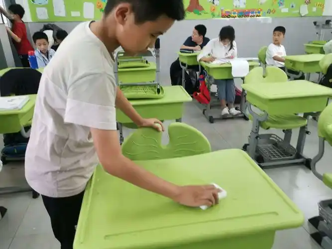 班级的卫生需要我们大家一起维护,我今天的职责是擦桌子,看我做的多