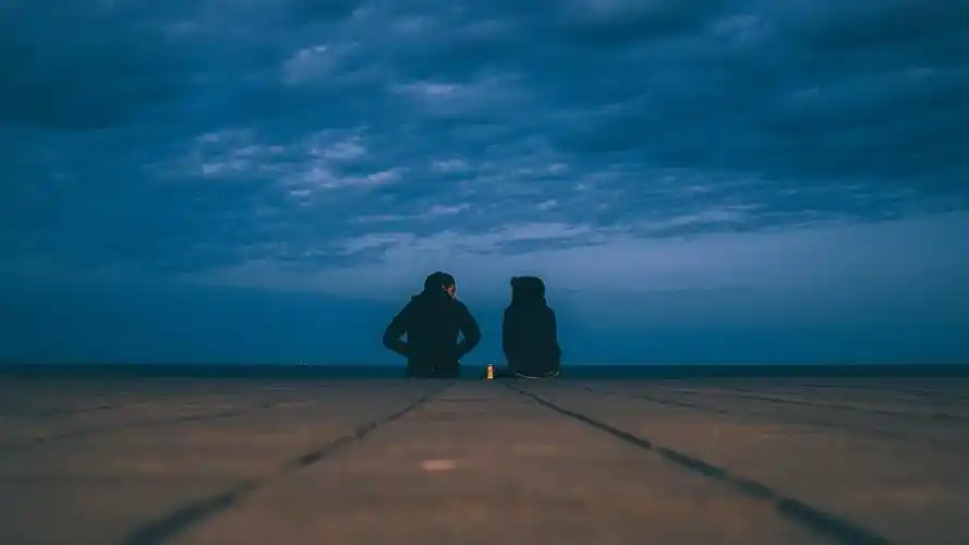 情侣到处旅游背影(情侣到处旅游背影图)