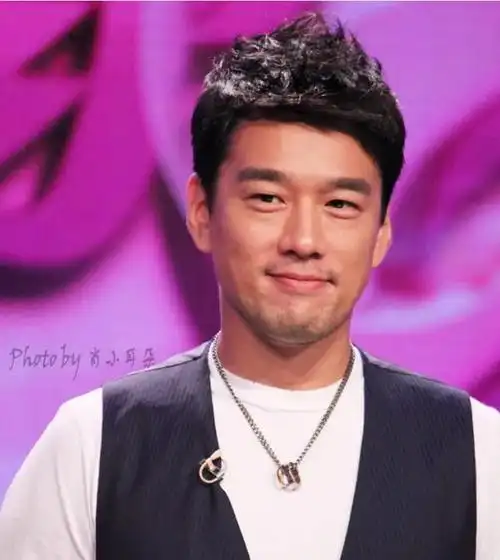 而他们二人结婚的理由更是出人意外,因为家里有未婚的女儿,王耀庆也到