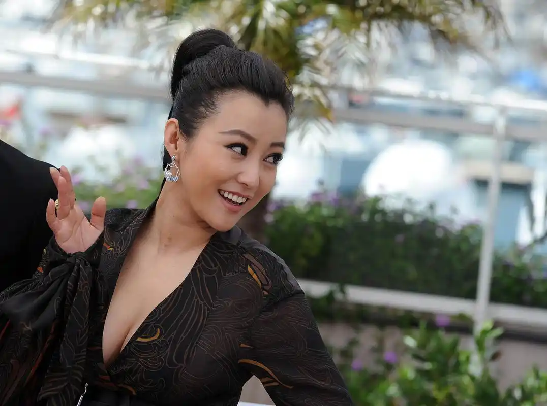 梁爱琪是一位颜值高,演技好的女演员,她曾多次被要求出演"阿姨"的角色