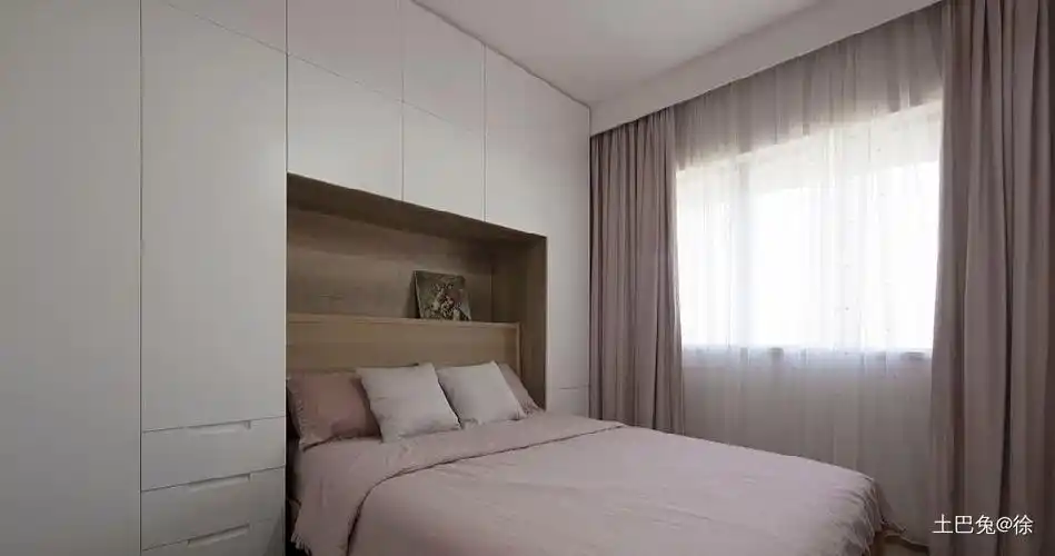 次卧比较小,利用床头凹位做的衣柜