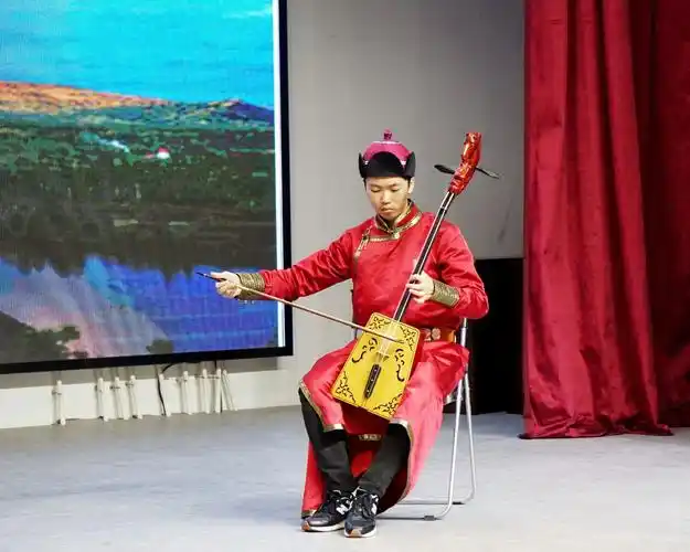 "回想曲"的马头琴演奏者:王士慧.