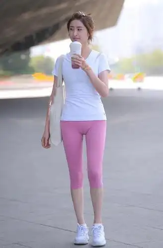 瑜伽裤确实很显身材但不是所有女生都敢穿毕竟