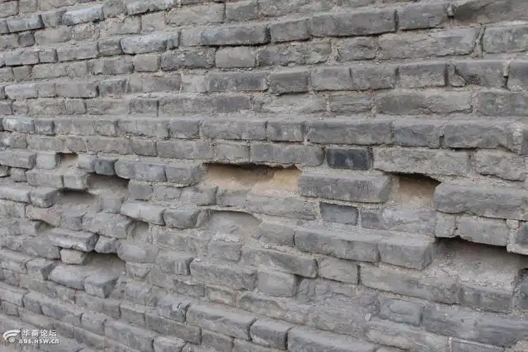 这里的城墙砖不见了,难道是有人当古玩给偷走了?