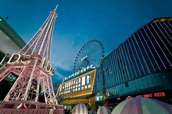 车水马龙,华灯初上,摩天活力城mall购物中心勾勒出长春夜晚独有的另类