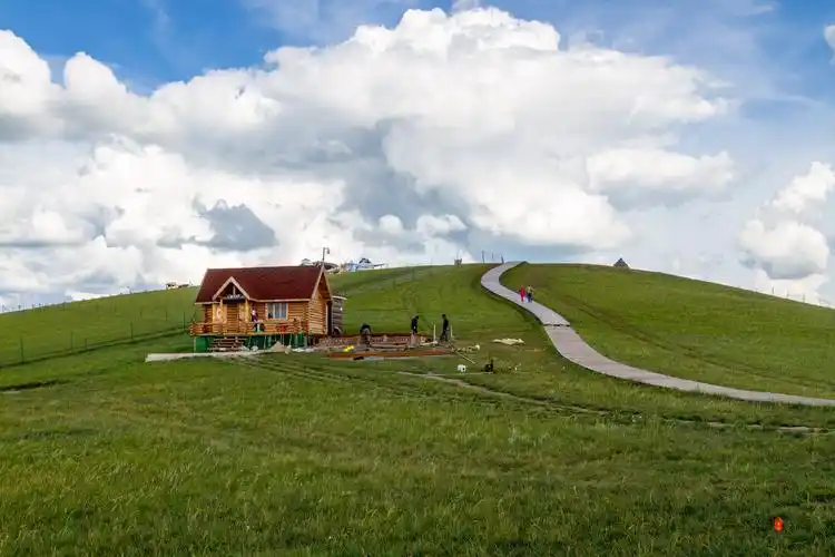 "九曲湾"属乌拉盖河最为蜿蜒曲折的河段,向西与乌拉盖湖入口相连