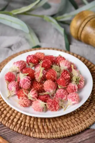 桌面上的盘子里的美味可口的红巧梅