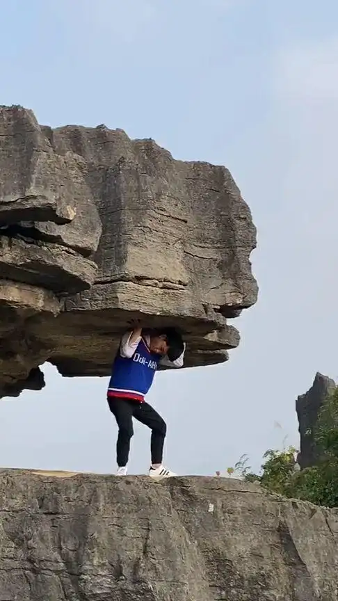 这才是真正的戏精,一个人扛着千斤巨石,不去学演戏真是可惜了!