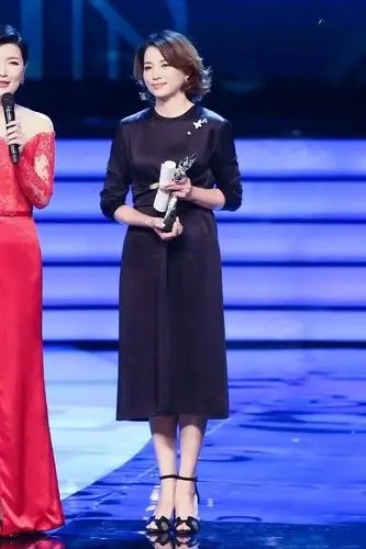 董卿不主持也时髦穿小黑裙配10cm高跟惊艳领奖