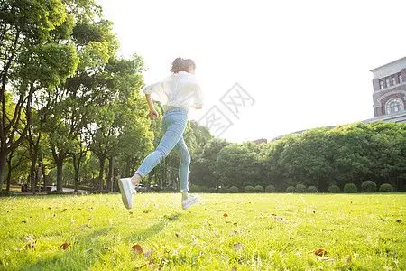 学生奔跑图片