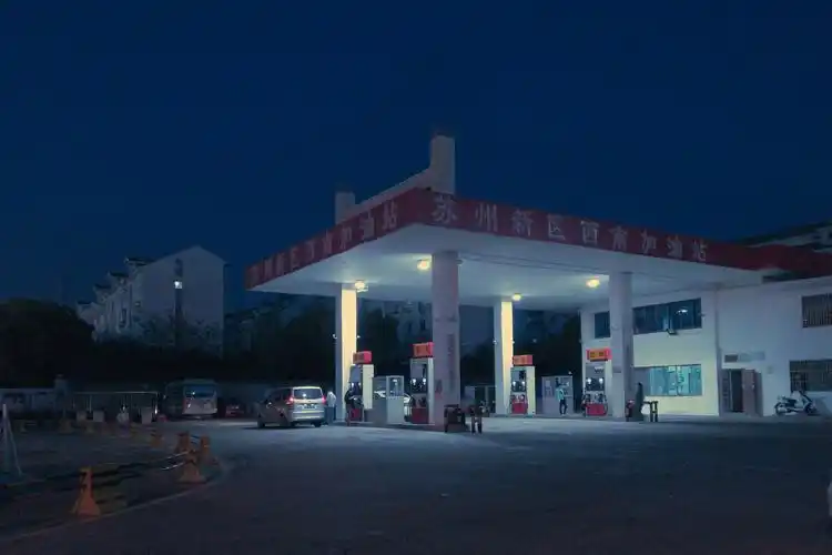 夜色里的加油站.
