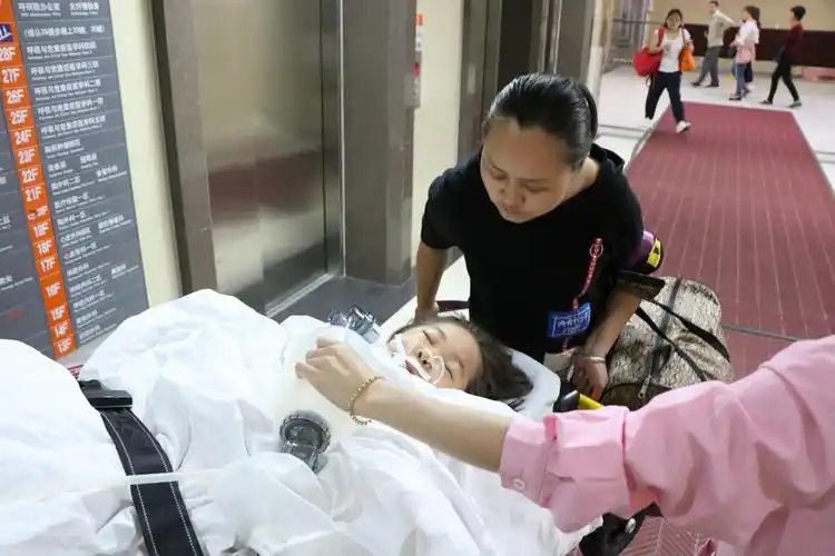 江西7岁女孩重度昏迷需北上急救 妈妈急哭却不见爸爸踪影