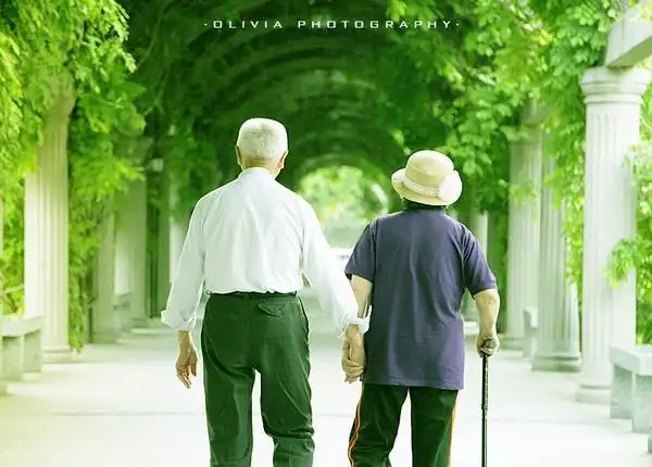 两位老人的《相依相伴》