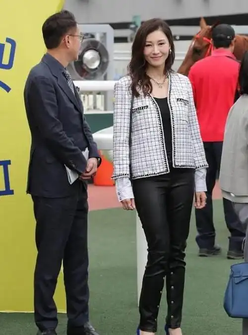 61岁许晋亨牵手李嘉欣,十指相扣展现恩爱