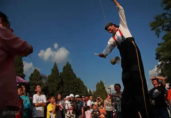 沈阳街头一德国老帅哥玩杂耍