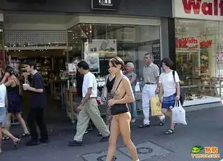 裸女 逛街
