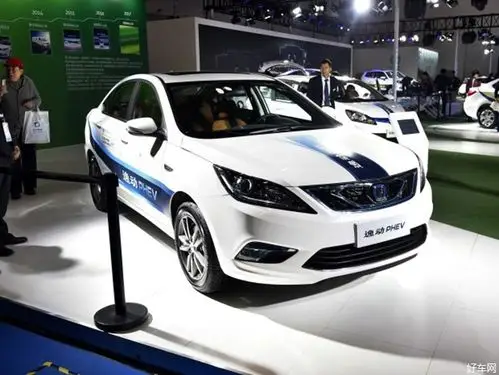 新车最大的变化在于升级了电池组,容量为45kwh,综合续航里程达300公里