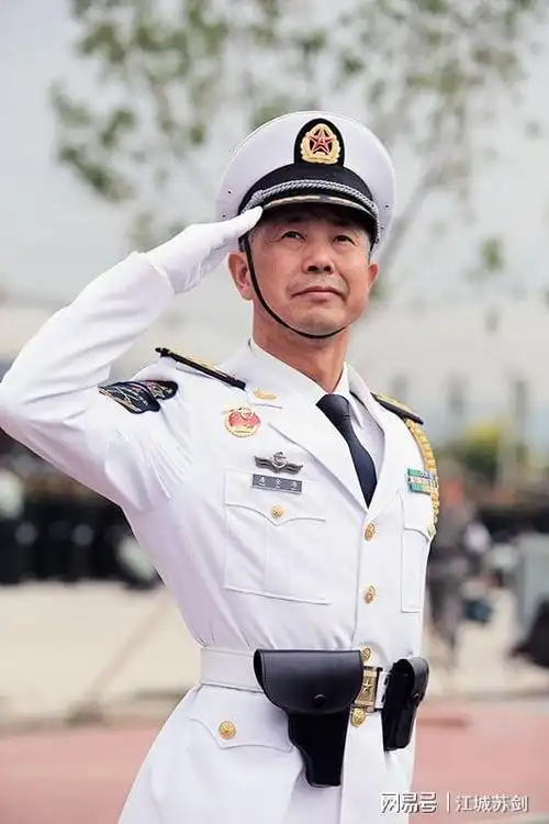 老兵潘金海走进学校与同学们分享他两次参加阅兵任务的过程和感受